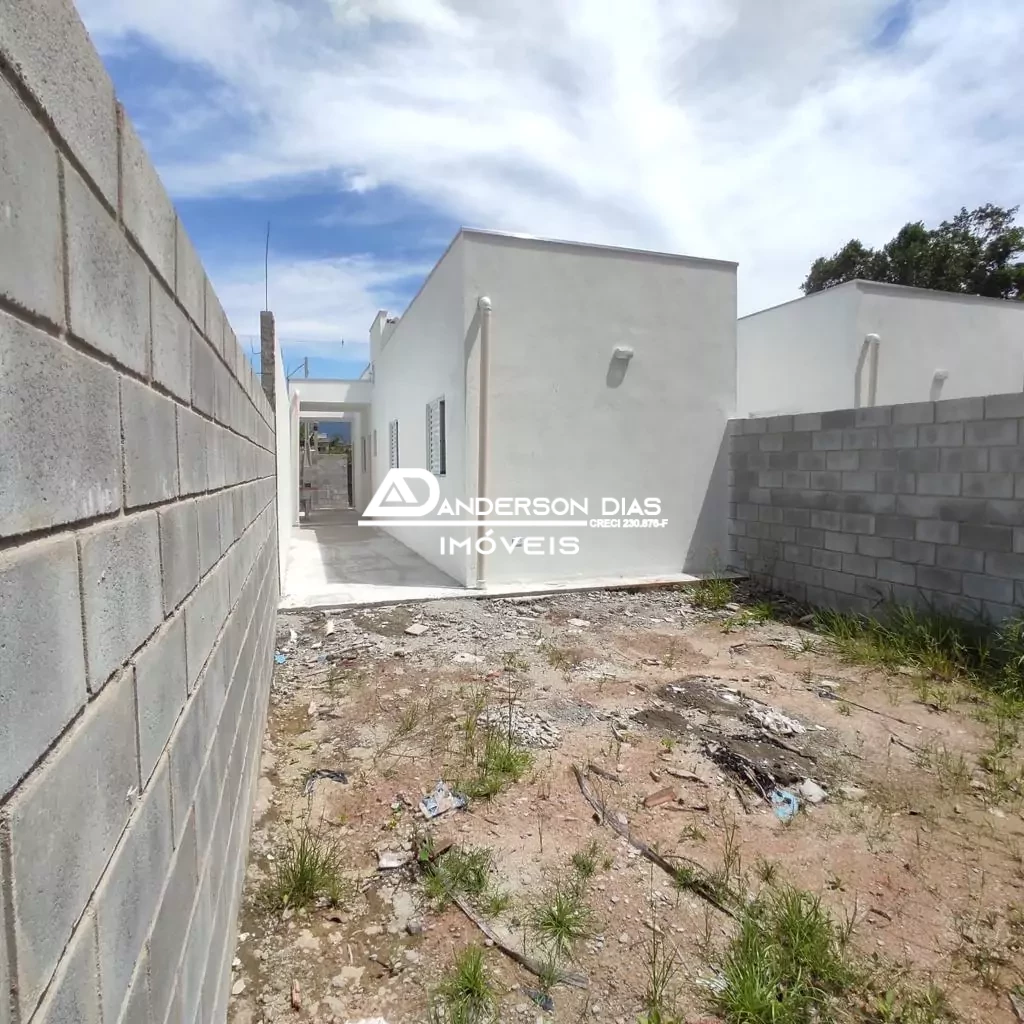 Casa recém construída á venda com 2 dormitórios, no Bairro Golfinho -  Caraguatatuba-SP